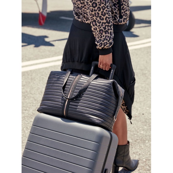 🆕 Stella & Dot Crush It Carry On Quilted Black - Picture 2 of 15